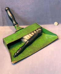 Green Tin Dust Pan & Brush B42