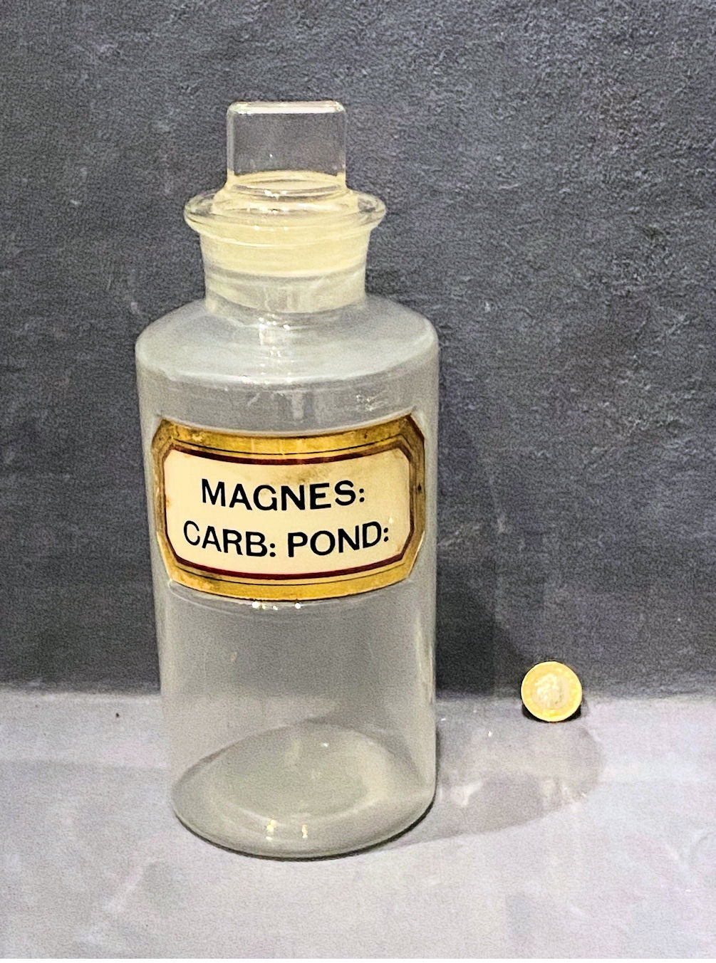 Magnes Carb Pond Glass Chemist Jar — Glass, late 19th century