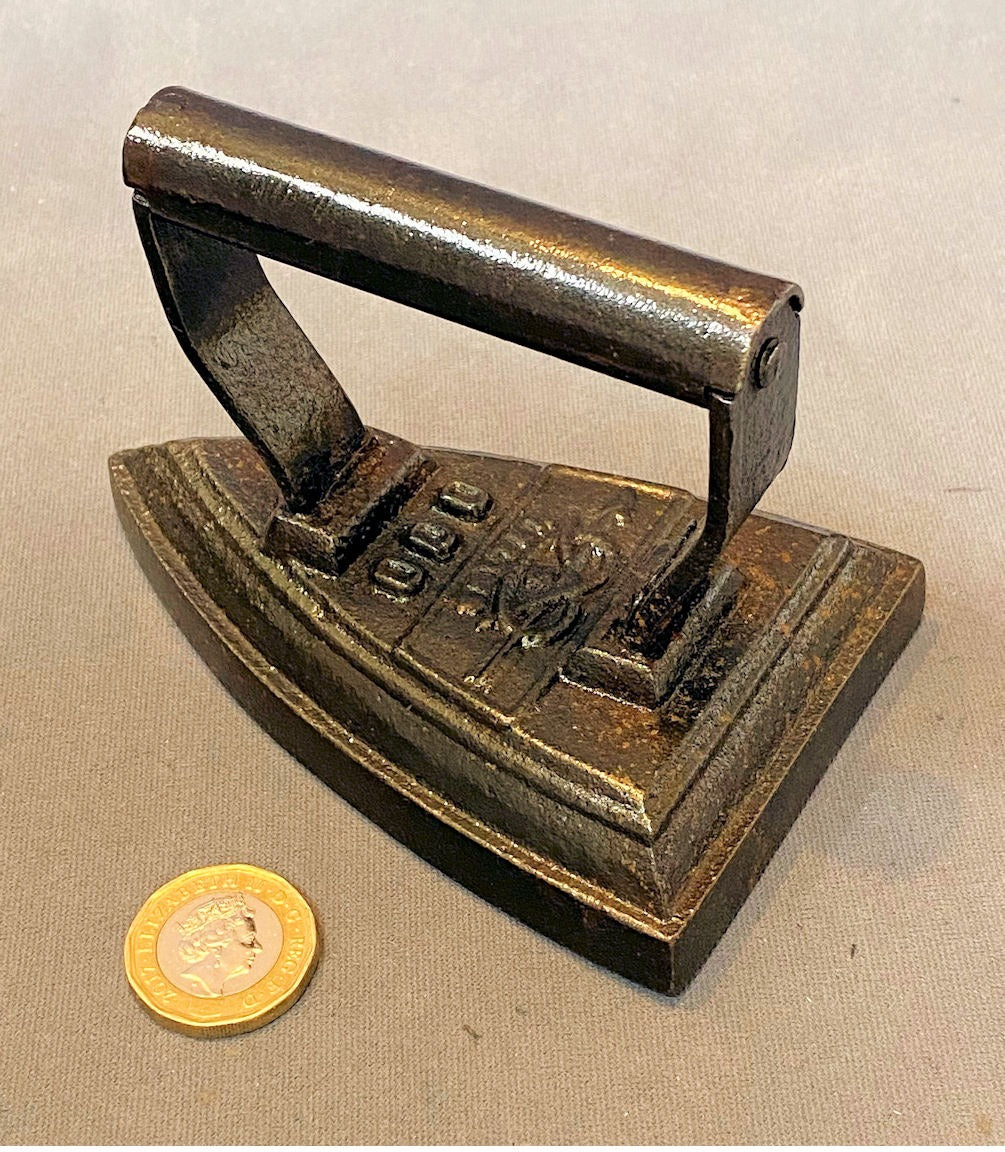 Salters 000 Flat Iron — Iron, late 19th century